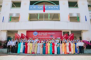 Tập thể thầy cô giáo Trường THPT chuyên Lê Quý Đôn.