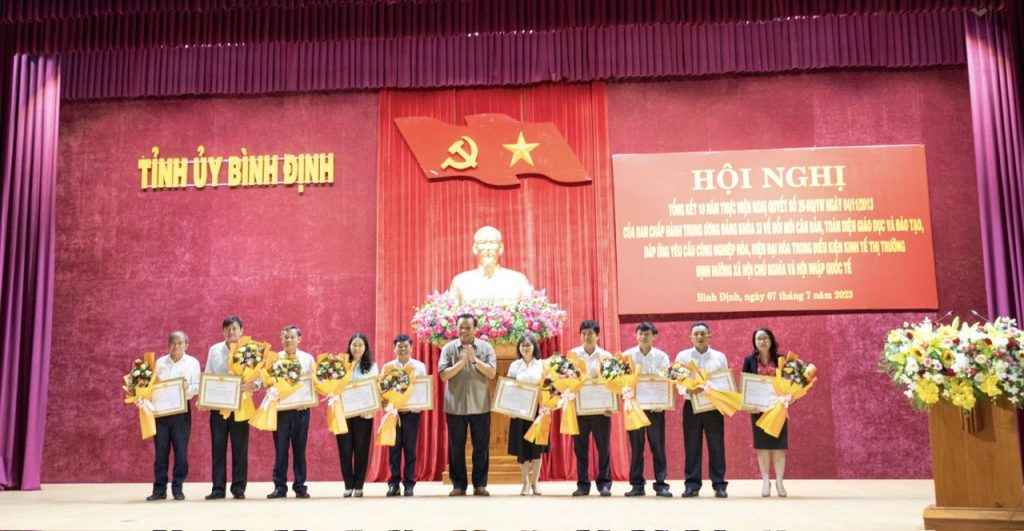 Đồng chí Lê Kim Toàn - Phó Bí thư Thường trực Tỉnh ủy, Trưởng Đoàn ĐBQH tỉnh trao bằng khen của Ban Chấp hành Đảng bộ tỉnh cho 10 tập thể có thành tích xuất sắc trong 10 năm thực hiện Nghị quyết số 29-NQ/TW ngày 04/11/2013 của Ban Chấp hành Trung ương Đảng khoá XI